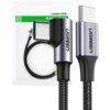 Na zdjęciu widoczny jest czarny, pleciony kabel USB-C z kątową wtyczką, obok opakowania z logo "UGREEN" i chińskimi znakami. Kabel ma metaliczne wykończenie przy złączach, a na wtyczkach widnieje napis "UGREEN".