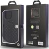 Czarne etui do telefonu z logo Audi jest zapakowane w eleganckie pudełko z przezroczystym frontem, przez który widać produkt. Na odwrocie opakowania znajduje się tekst w kilku językach, informujący o precyzyjnym dopasowaniu etui oraz licencji Audi AG, a t