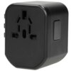 Czarny adapter podróżny z uniwersalnym gniazdem, posiada prostokątny przycisk z boku. Adapter ma zaokrąglone krawędzie i gładką powierzchnię.