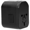 Czarny adapter podróżny z uniwersalnym gniazdem na jednym z boków, posiada prostokątny przycisk na powierzchni. Produkt ma zaokrąglone krawędzie i gładką powierzchnię.