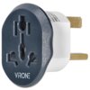 Adapter podróżny z ciemnoszarą przednią częścią i białą obudową, posiadający różne otwory na wtyczki oraz dwa metalowe bolce. Na przedniej części widoczny jest napis "VIRONE".