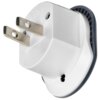 Biały adapter podróżny z metalowymi bolcami wtyczki, posiadający ciemnoszarą obwódkę. Na powierzchni widoczne są oznaczenia "10A 250V~".