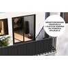 Na zdjęciu widoczny jest balkon z zamontowanymi panelami fotowoltaicznymi oraz wnętrze mieszkania z urządzeniem podłączonym do gniazdka. Na białym okręgu znajduje się tekst: "MONITOROWANIE PRODUKCJI I ZUŻYCIA ENERGII ZA POMOCĄ APLIKACJI".