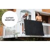 Na zdjęciu widać balkon z zamontowanym panelem fotowoltaicznym, a obok niego znajduje się okrągły biały znak z napisem "ŁATWY MONTAŻ". W tle widoczna jest część budynku z białą elewacją i oknem.