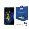 Na zdjęciu znajduje się tablet z nałożoną folią ochronną oraz opakowanie produktu "3mk Protection Paper Feeling™". Opakowanie zawiera informacje o certyfikatach i kompatybilności, a także grafikę przedstawiającą tablet z rysikiem.