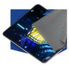 Na zdjęciu widoczny jest tablet z kolorowym, abstrakcyjnym wzorem na ekranie, częściowo przykryty szarą tkaniną. Tło zdjęcia jest niebieskie.