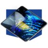 Na zdjęciu widoczny jest tablet z nałożoną folią ochronną, na ekranie którego wyświetlany jest kolorowy, abstrakcyjny wzór z dominującymi odcieniami niebieskiego i żółtego. Folia jest częściowo odklejona, co ukazuje jej przezroczystość i fakturę.