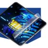 Na zdjęciu widoczny jest tablet z nałożoną folią ochronną, która jest częściowo odklejona, ukazując kolorowy, abstrakcyjny wzór na ekranie. Tło jest w kolorze niebieskim.