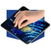 Na zdjęciu widoczny jest tablet z kolorowym, abstrakcyjnym wzorem na ekranie, na którym spoczywa dłoń. Tło jest niebieskie, a urządzenie ma cienką ramkę.