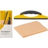 Zestaw do mycia samochodu składa się z żółtej ściągaczki z czarnym uchwytem oraz pomarańczowej ściereczki. Opakowanie zawiera logo Shell i napis: "CAR CLEANING SET, WINDOW WIPER WITH SHAMMY, SIZE WINDOW WIPER: 30.5 X 11CM, SIZE SHAMMY: 40 X 40CM".