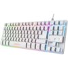 Biała klawiatura mechaniczna z podświetleniem RGB, posiadająca układ TKL (Tenkeyless) bez bloku numerycznego. Na klawiaturze widoczne jest logo "GAMING x Trust".