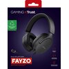 Na zdjęciu widoczne są czarne słuchawki nauszne z mikrofonem, oznaczone jako "GAMING X Trust" oraz "GXT". W lewym dolnym rogu znajduje się napis "MULTIPLATFORM FAYZO GAMING HEADSET", a obok ikony informujące o cechach produktu, takich jak "POWERFUL SOUND"