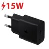 Czarna ładowarka sieciowa z dwoma metalowymi bolcami i napisem "Fast Charging" oraz symbolem błyskawicy na obudowie. Obok ładowarki widoczny jest czerwony napis "15W" z symbolem błyskawicy.