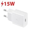 Biała ładowarka sieciowa z dwoma metalowymi bolcami i portem USB-C, z napisem "Fast Charging" oraz symbolem błyskawicy na obudowie. W górnym rogu widoczny jest czerwony napis "15W" z symbolem błyskawicy.