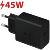 Czarna ładowarka sieciowa z dwoma metalowymi bolcami, na której widnieje napis "Super Fast Charging" oraz symbol błyskawicy. Obok ładowarki znajduje się czerwony napis "45W" z symbolem błyskawicy.