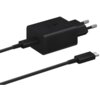 Czarna ładowarka sieciowa z dwoma bolcami oraz dołączonym kablem USB-C do USB-C. Na obudowie ładowarki widoczny jest symbol błyskawicy oraz napis "Super Fast Charging".