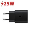 Czarna ładowarka sieciowa z dwoma metalowymi bolcami, na której widnieje napis "Super Fast Charging" oraz symbol błyskawicy. W górnej części obrazu znajduje się czerwony napis "25W" z symbolem błyskawicy.