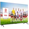 Telewizor wyświetla obraz przedstawiający drużynę piłkarską w białych strojach z czerwonymi elementami, stojącą na tle stadionu. Obok drużyny znajduje się logo z napisem "POLSKA" oraz "TCL", a poniżej tekst "OFICJALNY PARTNER REPREZENTACJI".