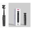 Czarny statyw ULANZI RMT-01 jest przedstawiony obok swojego opakowania, na którym widnieje logo "Ulanzi" oraz napis "RMT-01 Wireless Bluetooth Extendable Tripod". Statyw ma widoczne przyciski na uchwycie oraz regulowaną wysokość.