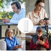 Na zdjęciu widoczne są cztery osoby korzystające z telefonów komórkowych, a w centralnej części znajduje się biały czujnik z logo w kształcie litery "S". Tło każdej osoby jest różne, sugerując różne środowiska, takie jak wnętrze domu czy plener.