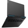 Na zdjęciu widoczny jest czarny laptop z otwartą pokrywą, ukazujący dolną część obudowy z otworami wentylacyjnymi i niebieskimi akcentami. Na pokrywie znajduje się logo "Lenovo".