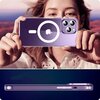 Przezroczyste etui TECH-PROTECT Flexair Hybrid MagSafe do Apple iPhone 15 Plus jest trzymane w dłoniach, ukazując jego tylną część z widocznym okręgiem MagSafe i logo w kształcie jabłka. Na dolnej części zdjęcia widoczny jest bok etui z wycięciami na przy