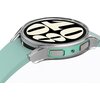 Przezroczyste etui ARAREE Nukin na zegarek Samsung Galaxy Watch 6 (40 mm) jest zamontowane na zegarku z miętowym paskiem. Na tarczy zegarka widoczny jest duży, stylizowany napis "20:00".