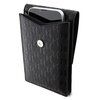 Czarne etui z wzorem monogramu, wykonane z materiału o fakturze saffiano, posiada okrągłe zapięcie magnetyczne. Wewnątrz etui znajduje się smartfon, którego górna część wystaje ponad krawędź.