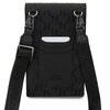 Czarne etui z monogramem i fakturą saffiano, posiada kieszeń z widoczną kartą oraz regulowany pasek z metalowymi klamrami. Na etui znajduje się wytłoczony napis "KARL LAGERFELD".
