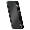Na zdjęciu znajduje się smartfon z nałożonym szkłem ochronnym, które jest częściowo pęknięte, ukazując jego wytrzymałość. Szkło ochronne jest przedstawione w sposób, który pokazuje jego grubość i strukturę, a na ekranie telefonu nie ma widocznych aplikacj