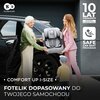 Na zdjęciu widoczny jest fotelik samochodowy w kolorze szaro-różowym, trzymany przez dwie osoby stojące obok czarnego samochodu. W tle znajduje się tekst: "10 LAT GWARANCJI NAJWYŻSZY STANDARD JAKOŚCI SAFE CAR SEAT PROGRAM", a na dole: "COMFORT UP I-SIZE F