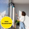 Na zdjęciu widoczna jest osoba używająca myjki do okien z teleskopową rurą, czyszcząca duże okno. W lewym dolnym rogu znajduje się żółte koło z napisem "RURA TELESKOPOWA".