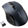 Czarna mysz komputerowa z napisem "UGREEN" na górnej powierzchni, obok której znajduje się mały odbiornik USB. Mysz ma ergonomiczny kształt z widocznym przyciskiem i podświetleniem.