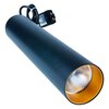 Czarna lampa szynowa o cylindrycznym kształcie z widocznym reflektorem wewnątrz, posiada przewód z wtyczką. Na wtyczce znajduje się etykieta z nieczytelnym tekstem.