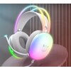 Biało-szare słuchawki nauszne z mikrofonem, ozdobione efektem świetlnym RGB, leżą na powierzchni z pionowymi liniami w tle. Na nauszniku widoczne jest logo w kształcie stylizowanej twarzy.
