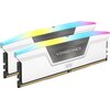 Dwa moduły pamięci RAM z serii Vengeance z podświetleniem RGB, z widocznym napisem "VENGEANCE" oraz oznaczeniem "DDR5". Moduły mają metaliczne wykończenie z geometrycznym wzorem na powierzchni.