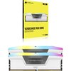 Na zdjęciu widoczna jest żółta pudełko z napisem "CORSAIR VENGEANCE RGB DDR5" oraz dwie kości pamięci RAM z kolorowym podświetleniem RGB. Na pudełku znajdują się dodatkowe napisy: "Performance DDR5 DRAM" oraz "iCUE".