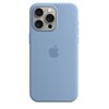 Na zdjęciu widoczne jest silikonowe etui w kolorze zimowego błękitu, przeznaczone do iPhone 15 Pro Max. Na środku etui znajduje się logo w kształcie nadgryzionego jabłka.
