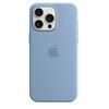 Na zdjęciu widoczne jest etui w kolorze zimowego błękitu, przeznaczone do iPhone 15 Pro Max. Na środku etui znajduje się logo w kształcie nadgryzionego jabłka.