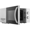 Srebrno-czarna kuchenka mikrofalowa z otwartymi drzwiczkami, posiada dwa pokrętła do regulacji czasu i mocy. Na drzwiczkach widoczne jest logo "SENCOR".