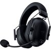 Czarne, nauszne słuchawki bezprzewodowe z mikrofonem, z widocznym logo Razer na nauszniku. Konstrukcja słuchawek jest solidna, z grubym pałąkiem i regulowanym mikrofonem z osłoną.