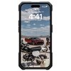 Czarne etui ochronne z włókna węglowego, zaprojektowane dla Apple iPhone 15 Pro, posiada wyraźne, geometryczne wzory i teksturę. Na środku etui widnieje logo "UAG".