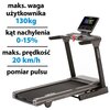 Bieżnia elektryczna z wyświetlaczem i uchwytami, obok której znajdują się napisy: "maks. waga użytkownika 130kg", "kąt nachylenia 0-15%", "maks. prędkość 20 km/h", "pomiar pulsu". Na bieżni widoczne są napisy "MAXXUS" i "RUNMAXX 7.4".