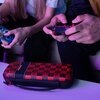 Etui PDP Mario Icon Glow in the Dark Funkcja produktu Graj podczas ładowania w kątowym stojaku