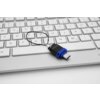 Na zdjęciu widoczny jest pendrive z napisem "VERBATIM" leżący na klawiaturze. Pendrive ma czarno-niebieską obudowę i jest wyposażony w złącze USB-C oraz smyczkę.