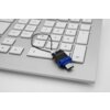 Na zdjęciu znajduje się pendrive z logo "Verbatim" leżący na klawiaturze. Pendrive ma czarno-niebieską obudowę i jest wyposażony w złącze USB-C.
