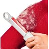 Na obrazie widoczny jest wałek do ubrań, który usuwa sierść z czerwonego materiału. Produkt ma ergonomiczny uchwyt i czerwony, teksturowany obszar czyszczący.