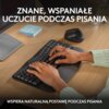 Na zdjęciu widoczna jest klawiatura z ergonomicznym kształtem oraz podkładką pod nadgarstki, na której spoczywają dłonie. Na górze zdjęcia znajduje się tekst: "Znane, wspaniałe uczucie podczas pisania", a na dole: "Wspiera naturalną postawę podczas pisani