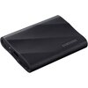 Czarny dysk przenośny z teksturowaną powierzchnią, na którym widnieje logo "SAMSUNG". Na jednym z boków znajduje się port USB oraz mała dioda.
