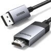Na zdjęciu widoczny jest kabel z końcówkami DisplayPort i HDMI, z metalicznymi obudowami, na których znajduje się napis "UGREEN". Kabel ma plecioną osłonę, a końcówki są przedstawione z bliska, ukazując szczegóły złączy.
